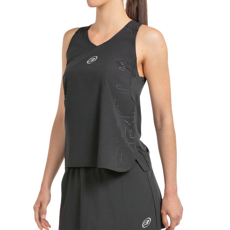 Bullpadel indossa una maglietta nera